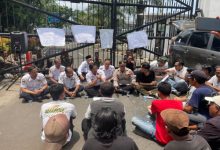 Kadishub Provinsi Banten, Tri Nurtopo menemui pendemo dan menjelaskan soal Program Trans Banten. Foto Biro Adpim Banten