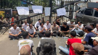 Kadishub Provinsi Banten, Tri Nurtopo menemui pendemo dan menjelaskan soal Program Trans Banten. Foto Biro Adpim Banten