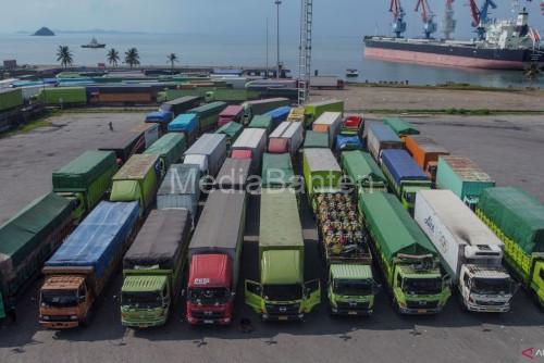 Antrean truk di Pelabuhan Ciwandan. Foto Antara