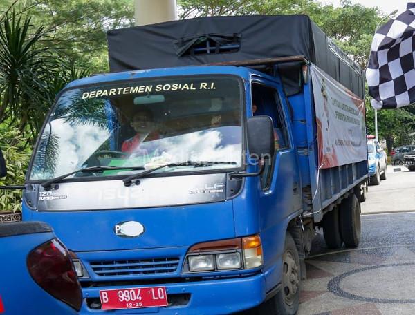 Truk pengangkut bantuan logistik ke korban gempa Cianjur. Foto: Biro Adpim Banten