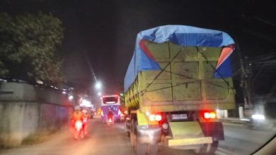 Truk ODOL atau tambang yang beroperasi di luar jamnya di JLS Cilegon. Foto Daeng Yusvin