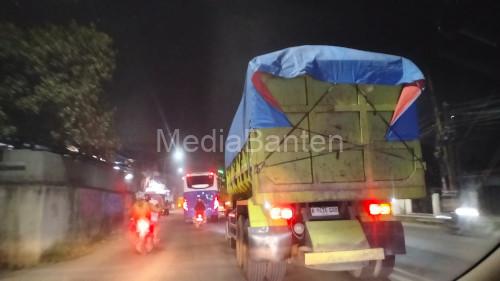 Truk ODOL atau tambang yang beroperasi di luar jamnya di JLS Cilegon. Foto Daeng Yusvin