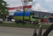 Truk tambang yang ODOL masih beroperasi di JLS. Foto Daeng Yusvin