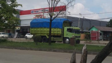 Truk tambang yang ODOL masih beroperasi di JLS. Foto Daeng Yusvin