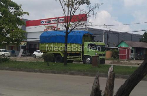 Truk tambang yang ODOL masih beroperasi di JLS. Foto Daeng Yusvin