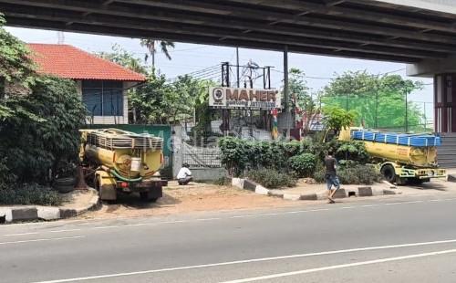 video viral 3 truk diduga membuang limbah domestik di Jalan DI Panjaitan, Jakarta. Foto: Antara