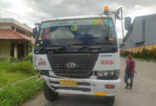 Truk Tronton yang berusaha disalip pengenara motor. Foto: Yono