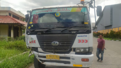 Truk Tronton yang berusaha disalip pengenara motor. Foto: Yono