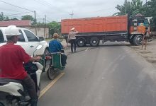 Polisi di Pospam Nataru Jawilan putar balikan truk-truk bermuata pasir. Foto: Yono