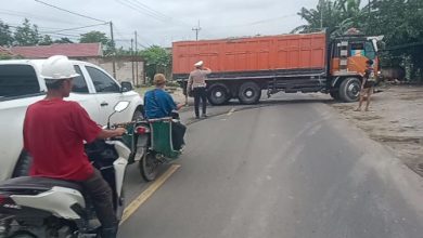 Polisi di Pospam Nataru Jawilan putar balikan truk-truk bermuata pasir. Foto: Yono