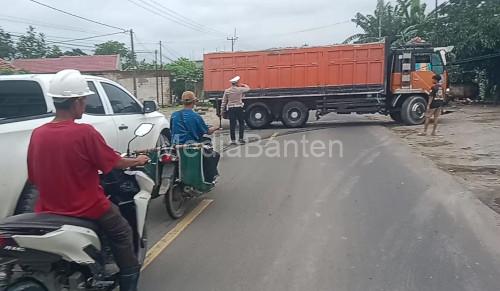 Polisi di Pospam Nataru Jawilan putar balikan truk-truk bermuata pasir. Foto: Yono