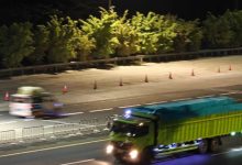Mobil truk sumbu tiga atau 10 roda masih mendominasi di Jalan tol menjelang Lebaran 2025. Foto: Antara