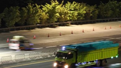 Mobil truk sumbu tiga atau 10 roda masih mendominasi di Jalan tol menjelang Lebaran 2025. Foto: Antara