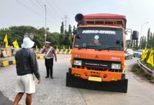 Truk tambang yang beroperasi di luar jamnya disekat. Foto: Yono