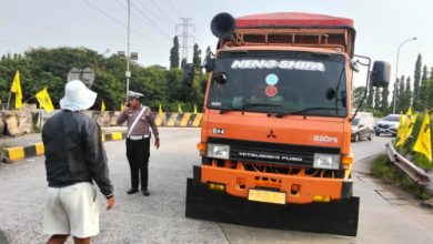 Truk tambang yang beroperasi di luar jamnya disekat. Foto: Yono