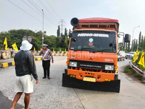Truk tambang yang beroperasi di luar jamnya disekat. Foto: Yono