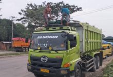 Truk Odol dan Truk Tambang yang masih beroperasi di JLS Cilegon. Foto Daeng Yusvin