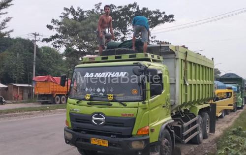 Truk Odol dan Truk Tambang yang masih beroperasi di JLS Cilegon. Foto Daeng Yusvin