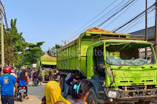 Truk tambang yang dirusak warga di PIK 2 Kabupaten Tangerang. Foto: Antara