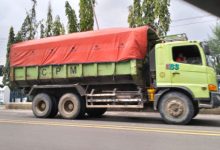 Truk tambang masih leluasa beroperasi di Kota Cilegon meski sudah ada pembatasan jam operasi. Foto Daeng Yusvin