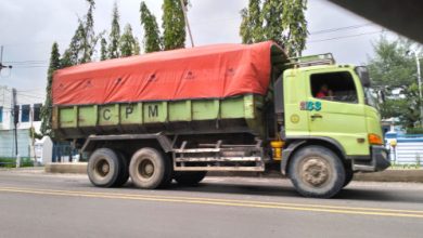 Truk tambang masih leluasa beroperasi di Kota Cilegon meski sudah ada pembatasan jam operasi. Foto Daeng Yusvin