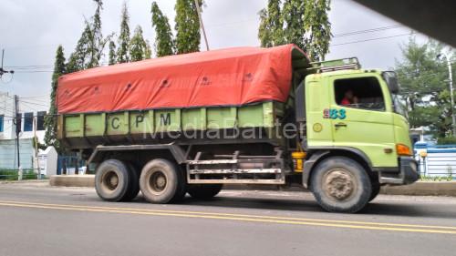 Truk tambang masih leluasa beroperasi di Kota Cilegon meski sudah ada pembatasan jam operasi. Foto Daeng Yusvin