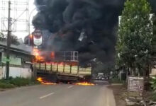 truk muatan styrofoam terbakar di Curug