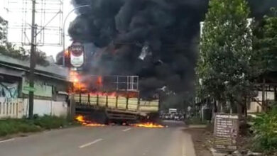 truk muatan styrofoam terbakar di Curug