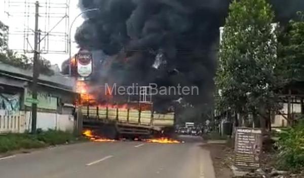 truk muatan styrofoam terbakar di Curug