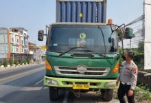 Truk trailer pelindas penumpang motor. Foto: Yono