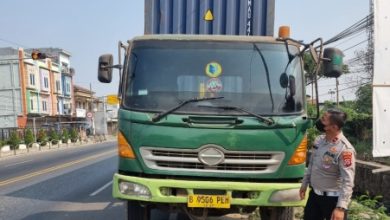 Truk trailer pelindas penumpang motor. Foto: Yono
