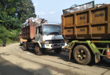 Truk sampah yang antre di TPSA Cilowong. Foto: Istimewa