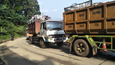 Truk sampah yang antre di TPSA Cilowong. Foto: Istimewa