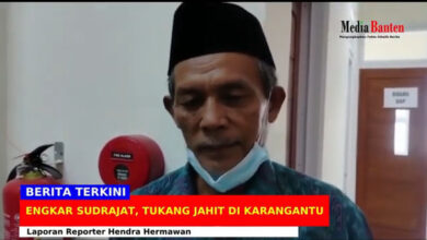 Suami - istri tukang jahit di Karangantu naik haji setelah menabung 22 tahun. Foto: Hendra Heramwan