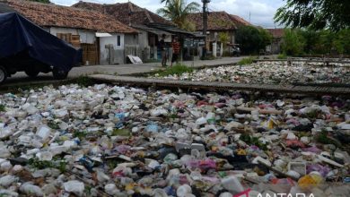 Tumpukan sampah di Kali Tirtayasa. Foto Antara