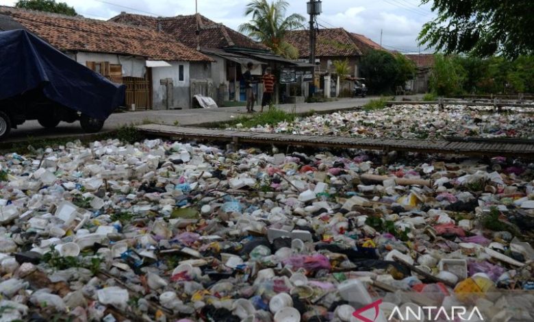 Tumpukan sampah di Kali Tirtayasa. Foto Antara