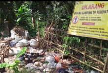 Tumpukan sampah di Jalan AMD Timur Kabayan. Foto: M Hafidz