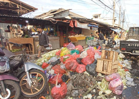 Sampah bertumpuk di Pasar Ciruas, Kabupaten Serang. Foto: Istimewa