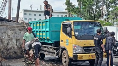 DLH Kota Tangsel mulai mengangkut tumpukan sampah. Foto Antara