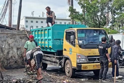 DLH Kota Tangsel mulai mengangkut tumpukan sampah. Foto Antara