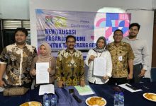 Dirut Perumda Pasar NKR Tangerang, Finny tunjukan amar putusan PTUN Serang. Foto: Iqbal Kurnia