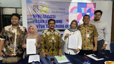 Dirut Perumda Pasar NKR Tangerang, Finny tunjukan amar putusan PTUN Serang. Foto: Iqbal Kurnia