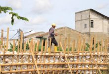 Perbaian turap banjir di Perumahan Ciledug. Foto: Antara