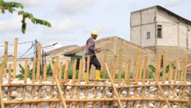 Perbaian turap banjir di Perumahan Ciledug. Foto: Antara