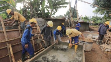 Kegiatan pembuatan turap Kali Angke. Foto: Antara