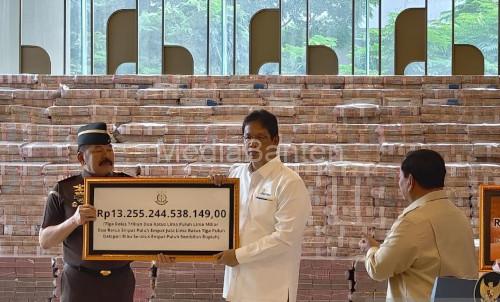 Kejagung menyerahkan Rp13,2 triliun uang hasil sitaan kasus CPO. Foto: Antara