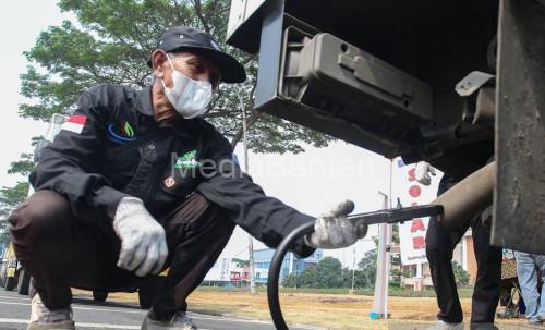 Uji emisi kendaraan di Kota Tangerang Selatan. Foto Antara