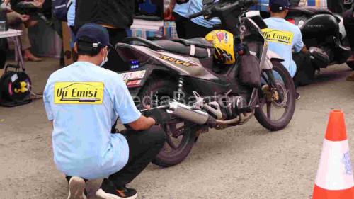 Uji emisi kendaraan berotor yang dilakukan DLH Jakarta. Foto: Diskominfotik Jakarta