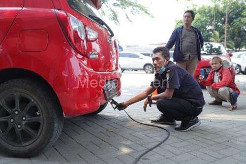 Uji emisi gratis di Kota Tangerang. Foto: Antara