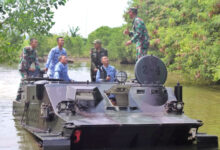 Uji kedap air Ranpur BTR 50 PM dari Yonranratfib 2 Mar. Foto: Ahmad Munawir - Menkav 2 Mar